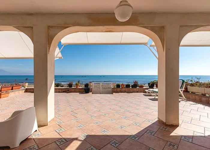 Beachfront Bliss: A Pie De Playa Casa de Férias Alicante