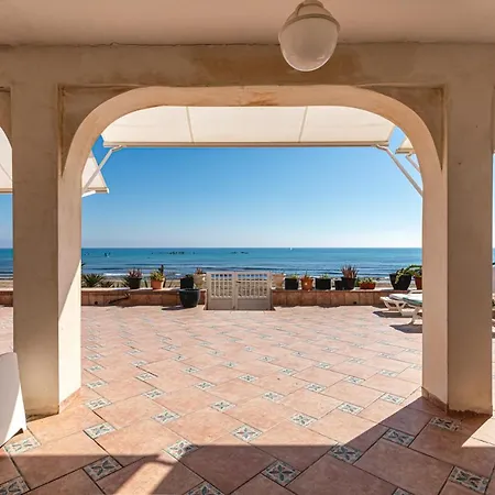 Beachfront Bliss: A Pie De Playa Vakantiehuis Alicante