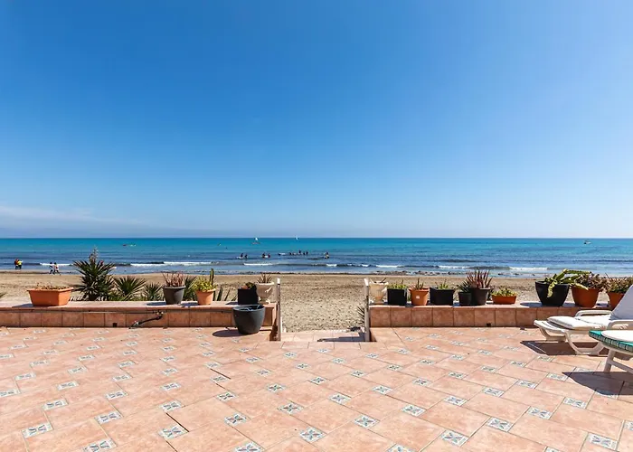 Beachfront Bliss: A Pie De Playa Vakantiehuis